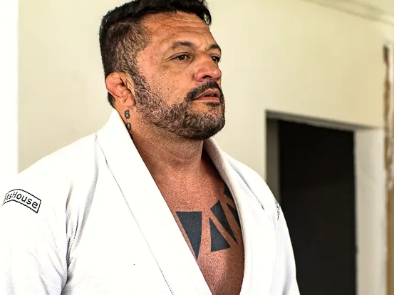 Retrato de Rodrigo Klippel de kimono e faixa preta.