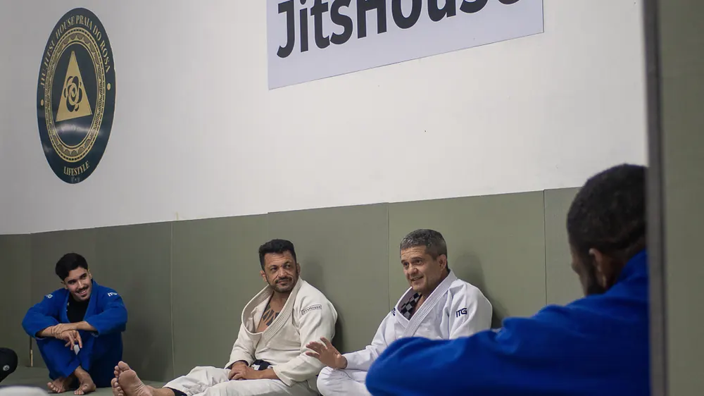Roda de conversa no tatame, com a turma sentada ouvindo.