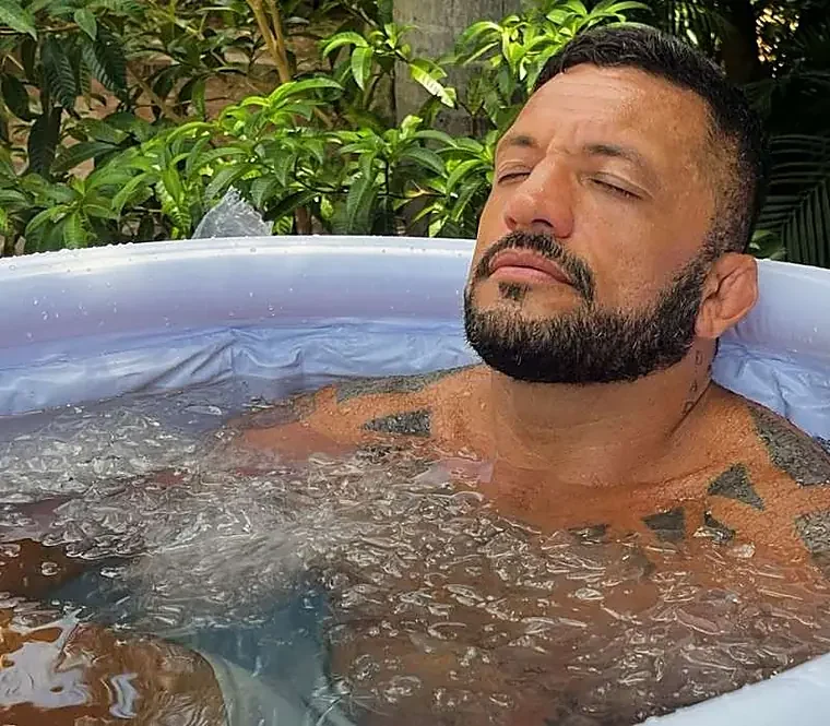 Rodrigo Klippel imerso até o pescoço numa banheira de gelo, olhos fechados, controlando a respiração.
