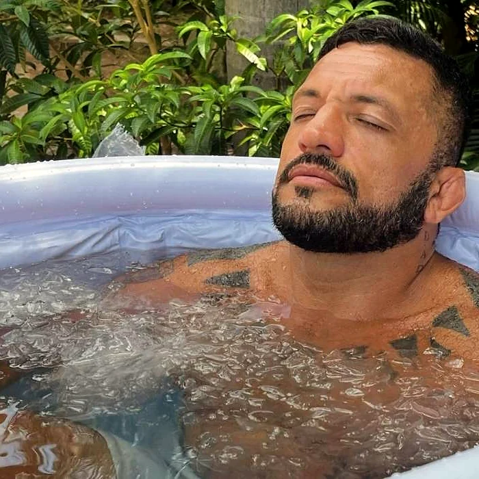 Imersão no gelo em banheira, com foco na respiração.