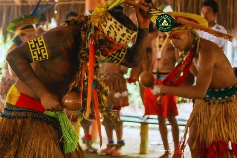 Integrantes do povo Pataxó em vestimenta tradicional durante vivência cultural.