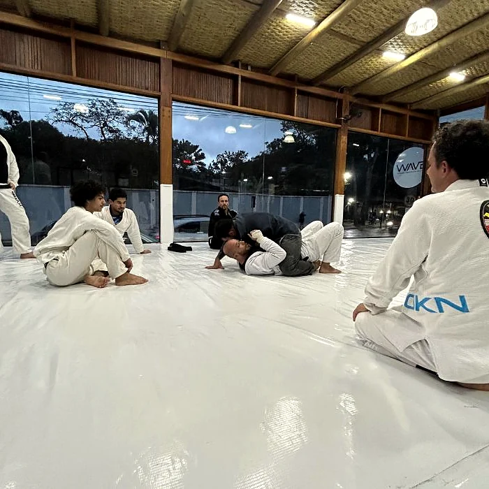 Roda de conversa no tatame da Jitshouse, atletas sentados de kimono.