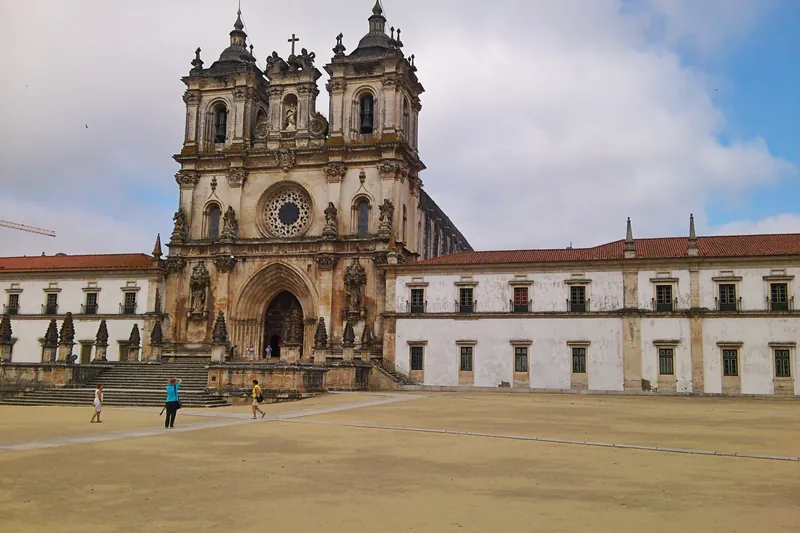 Fachada barroca do Mosteiro de Alcobaça diante do largo.