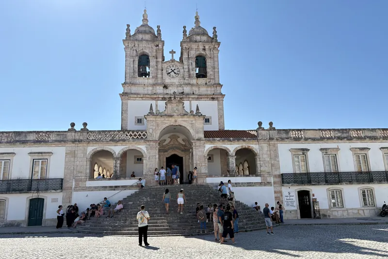 Fachada do Santuário de Nossa Senhora da Nazaré, com as duas torres e a escadaria.