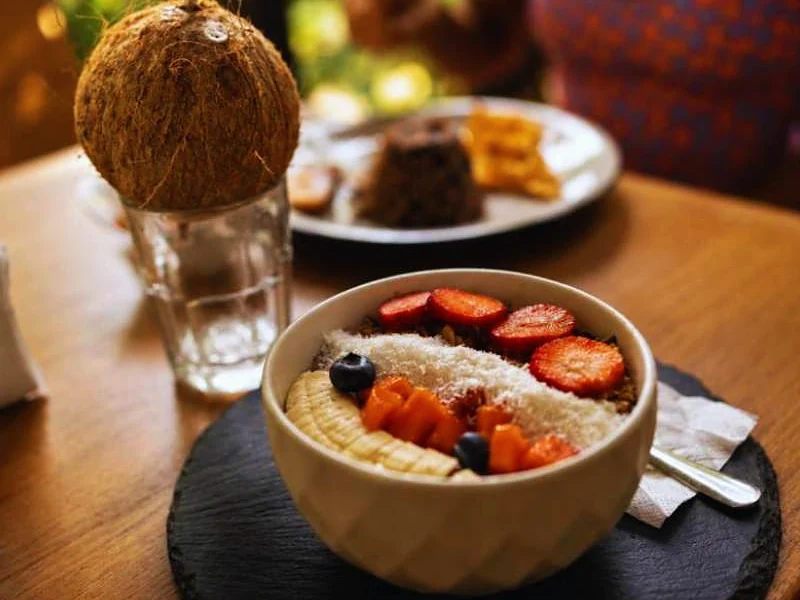 Tigela de açaí com frutas e coco servida no café da manhã.