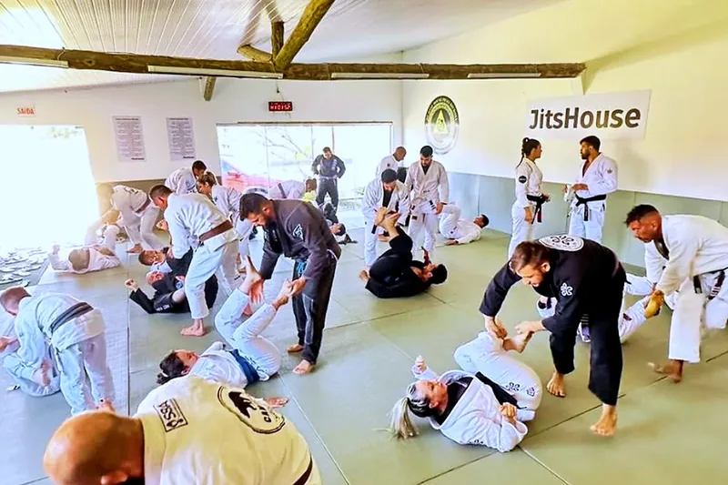 Open mat da Jitshouse: dezenas de praticantes de quimono treinando no tatame.